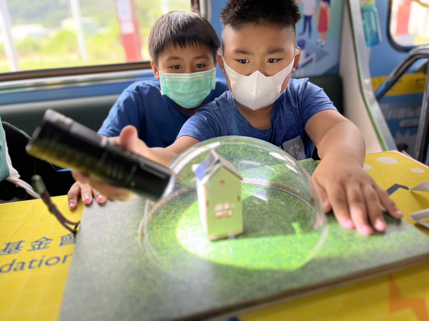 918搏天堂參與基礎科學主題車廂，以STEAM教學精神，設計「逐日科學家」、「太陽能工程師」以及「淨零建築師」三大能源科普課程和實驗